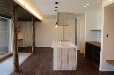 広い土間からリビングが広がる平屋
