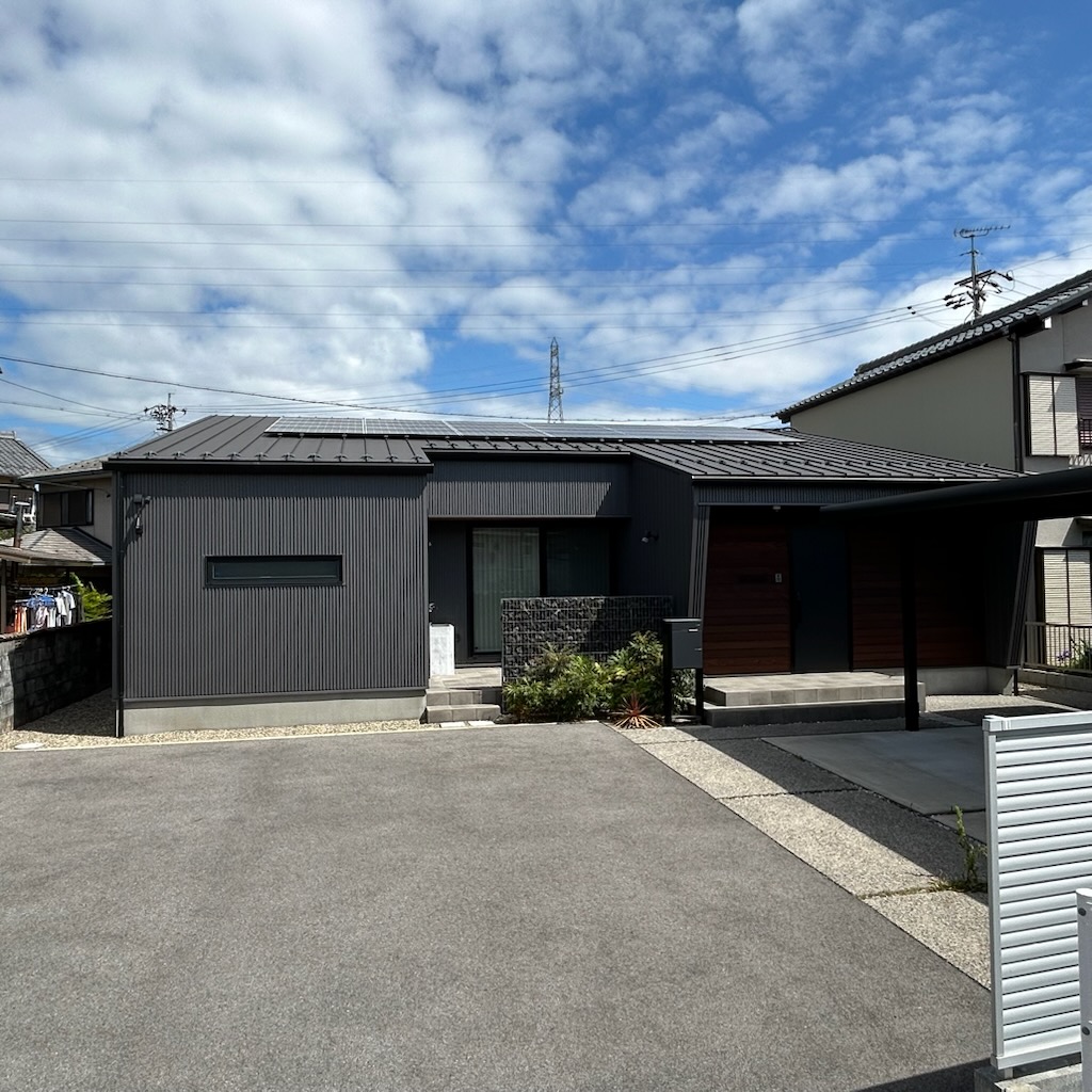 中庭から光あふれ遊び心がある平屋